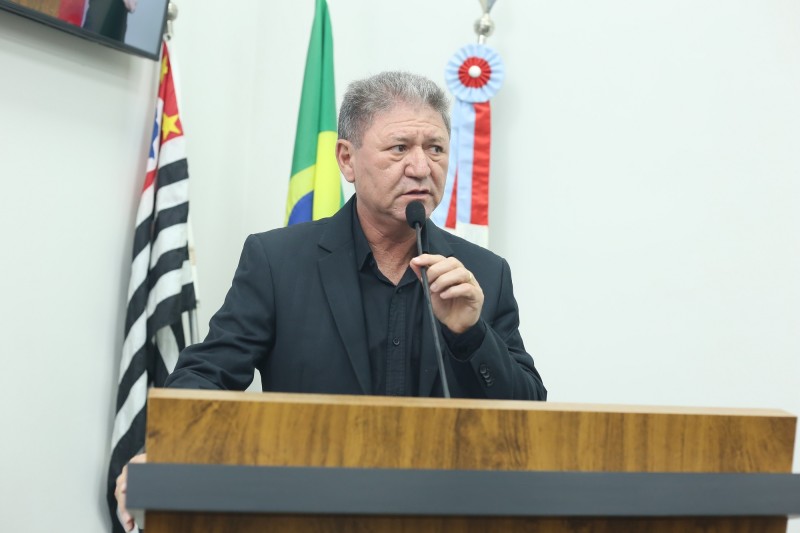 Requerimentos cobram expansão da iluminação e esclarecimentos sobre cobrança por lâmpadas queimadas