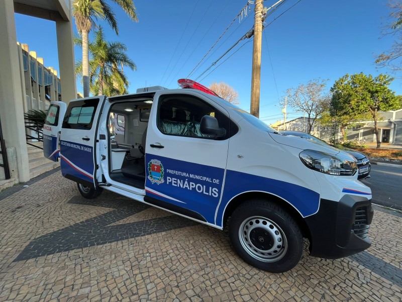 Renovação de frota: Saúde recebe nova ambulância para transporte de pacientes
