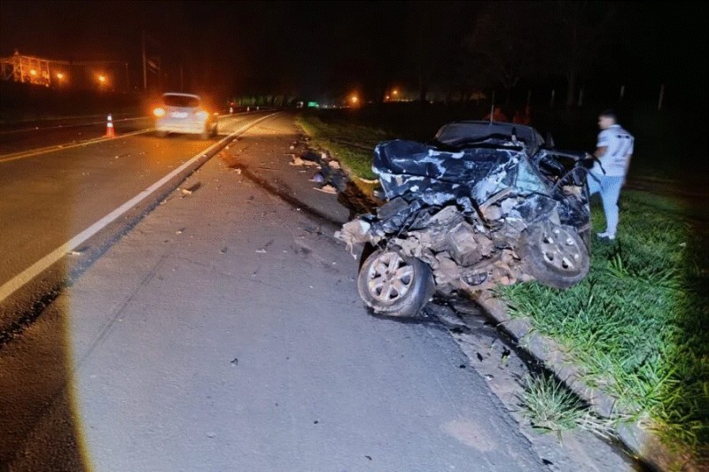 Colisão frontal deixa dois mortos e quatro crianças feridas na SP-425
