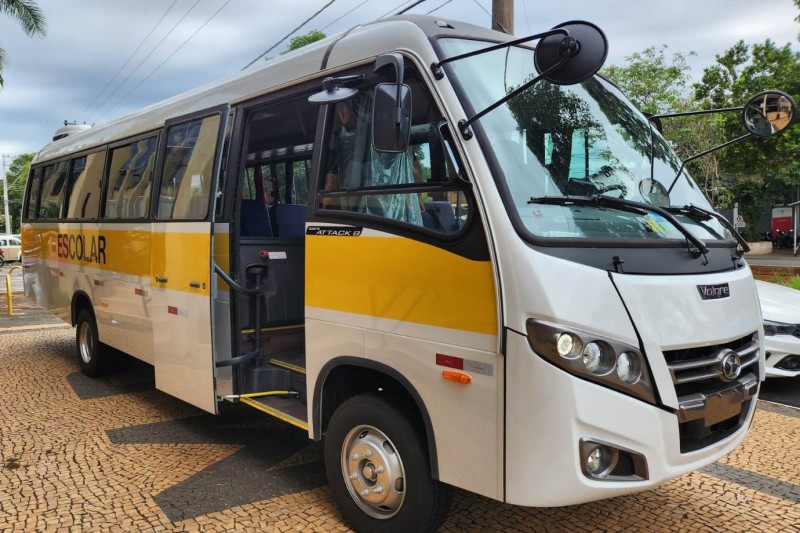 Prefeitura adquire novo ônibus escolar para transporte de alunos