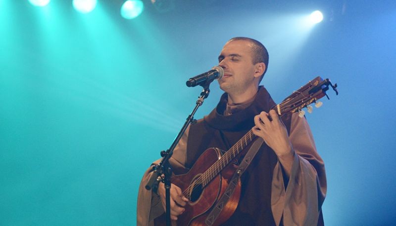 Frei Gilson faz pregação e show celebrando o 10º Abra-te à Restauração neste domingo