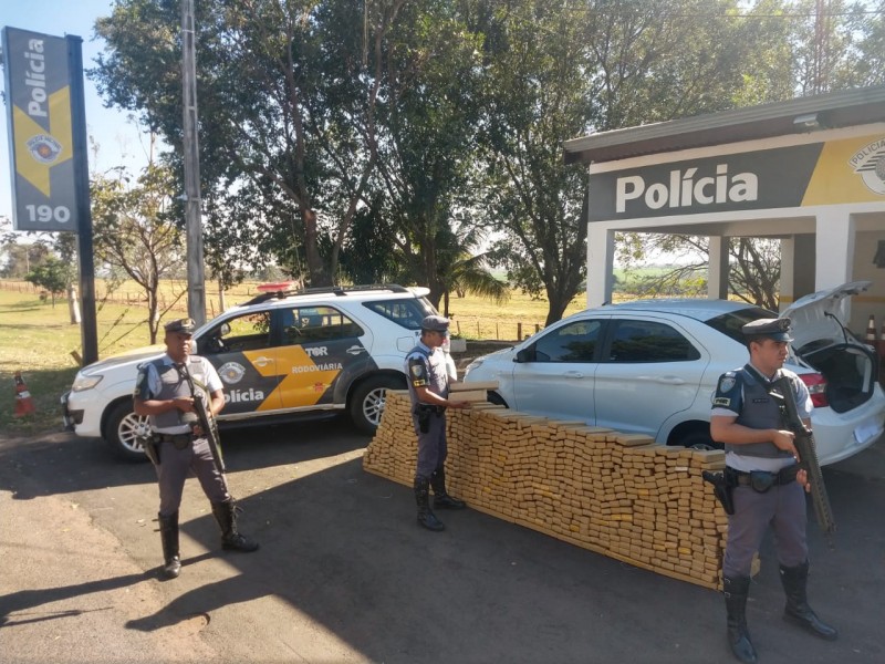 TOR apreende centenas de tijolos de maconha escondidos em veículo