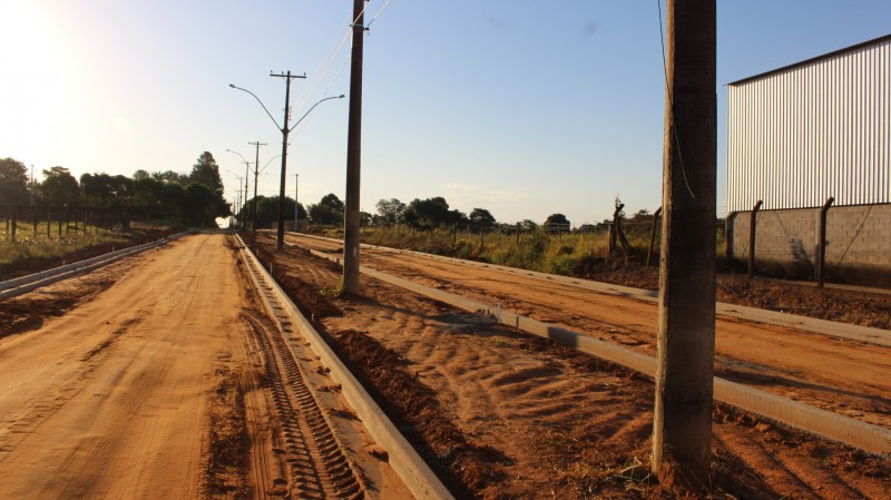 Secretaria de Obras trabalha na fase final de guias e sarjetas da Irmãos Torrezan