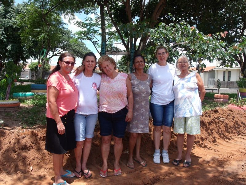 Moradores que zelam de praça aprovam remodelação do espaço