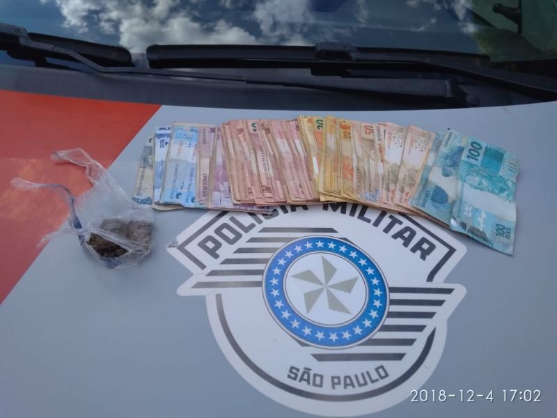 Operador é abordado pela PM com R$ 2 mil e porção de maconha