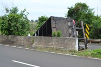 Pessoas que passavam pelo trecho duplicado viram o caminhão caído dentro do rio