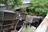 Pessoas que passavam pelo trecho duplicado viram o caminhão caído dentro do rio