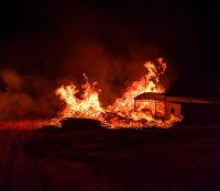 Chamas atingiram madeiras e serragens do local; incêndio começou na madrugada