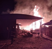 Chamas atingiram madeiras e serragens do local; incêndio começou na madrugada