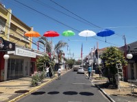 Calçadão da rua Mário Sabino terá 550 guarda-chuvas coloridos suspensos na via