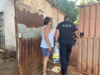 Policiais civis fizeram pessoalmente a entrega das cestas para as famílias atendidas