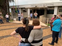 Ato revestido de saudade e emoção ocorreu defronte ao prédio da Prefeitura, na praça Manoel Gomes da Pena