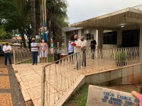 Ato revestido de saudade e emoção ocorreu defronte ao prédio da Prefeitura, na praça Manoel Gomes da Pena