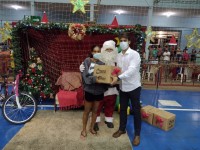 Mais de 400 famílias foram beneficiadas com cestas básicas e kits de natal