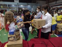 Mais de 400 famílias foram beneficiadas com cestas básicas e kits de natal