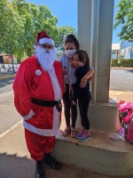 Motorista Wilson Moreno Lopes se veste de Papai Noel e entrega doces para as crianças