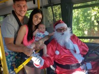 Motorista Wilson Moreno Lopes se veste de Papai Noel e entrega doces para as crianças