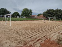 Na área, foi construído um campo de areia com traves de futebol e um playground