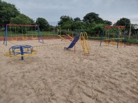 Na área, foi construído um campo de areia com traves de futebol e um playground