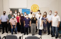 Integrantes do Rotary Club, da administração municipal e da Santa Casa durante a entrega dos equipamentos ao PS