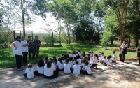 Alunos, professores e funcionários do Colégio Futuro participaram do plantio das mudas