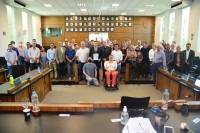 Homenageado Marco Vinholi com público participante da solenidade em que recebeu o título