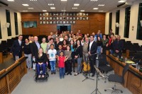 Homenageada Maricy com público participante na solenidade