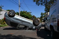 Carro parou com as rodas para cima; condutora e mãe não tiveram escoriações