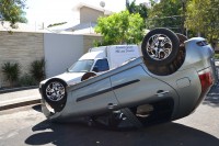 Carro parou com as rodas para cima; condutora e mãe não tiveram escoriações