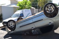 Carro parou com as rodas para cima; condutora e mãe não tiveram escoriações