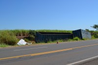 Com o tombamento no barranco, cabine do caminhão ficou danificada