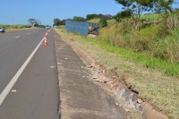 Com o tombamento no barranco, cabine do caminhão ficou danificada