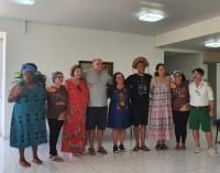 Grupo de artistas e críticos durante o Festival Internacional de Arte Naif em Guarabira