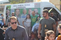 Eduardo Bolsonaro posou para fotos com apoiadores