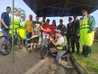 Foram instalados kits refletivos nas bikes e antenas corta cerol nas motocicletas