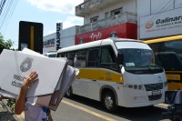 Funcionários dos cartórios levam as urnas até os ônibus que as transportaram para as escolas