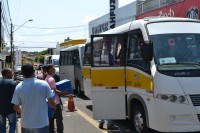 Funcionários dos cartórios levam as urnas até os ônibus que as transportaram para as escolas