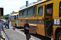 Funcionários dos cartórios levam as urnas até os ônibus que as transportaram para as escolas