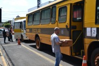 Funcionários dos cartórios levam as urnas até os ônibus que as transportaram para as escolas