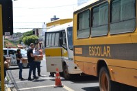 Funcionários dos cartórios levam as urnas até os ônibus que as transportaram para as escolas