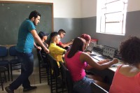 Jovens são preparados, através de cursos administrativos e de inclusão social, para o mercado de trabalho