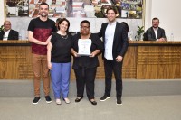 Educadora Neuza recebeu título através do vereador Professor Bruno, do prefeito Caíque Rossi  e da diretora do CEIM Santa Terezinha, Silvana Francesquini