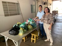 Presidente do Fundo Social recebe roupas e calçados arrecadados pelo projeto