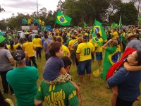 Centenas de pessoas se reuniram em uma das rotatórias na rodovia Assis Chateaubriand