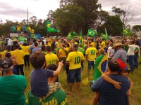 Centenas de pessoas se reuniram em uma das rotatórias na rodovia Assis Chateaubriand