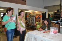 Familiares e amigos prestigiaram tarde de autógrafos do livro de Dona Kika