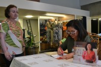 Familiares e amigos prestigiaram tarde de autógrafos do livro de Dona Kika