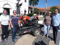 Uma motocicleta Suzuki Haojue DK 150, 0 km, no Show de Prêmios em prol a Casa de Apoio de Penápolis em Barretos