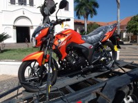 Uma motocicleta Suzuki Haojue DK 150, 0 km, no Show de Prêmios em prol a Casa de Apoio de Penápolis em Barretos