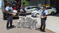 Policiais vistoriaram a carga transportada no caminhão, encontrando 300 tijolos de maconha